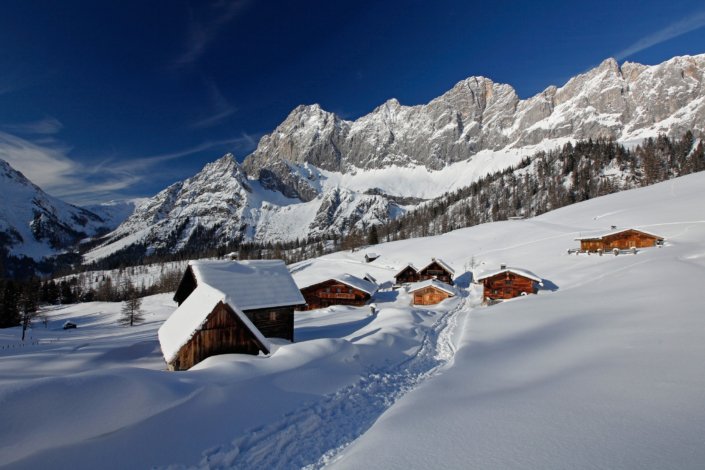 Schneeschuhwandern vor der prächtigen Dachstein Südwand