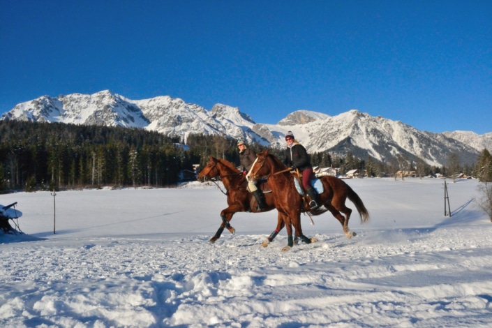 Winterwander- und Winterreitwege am sonnigen Ramsauer Plateau
